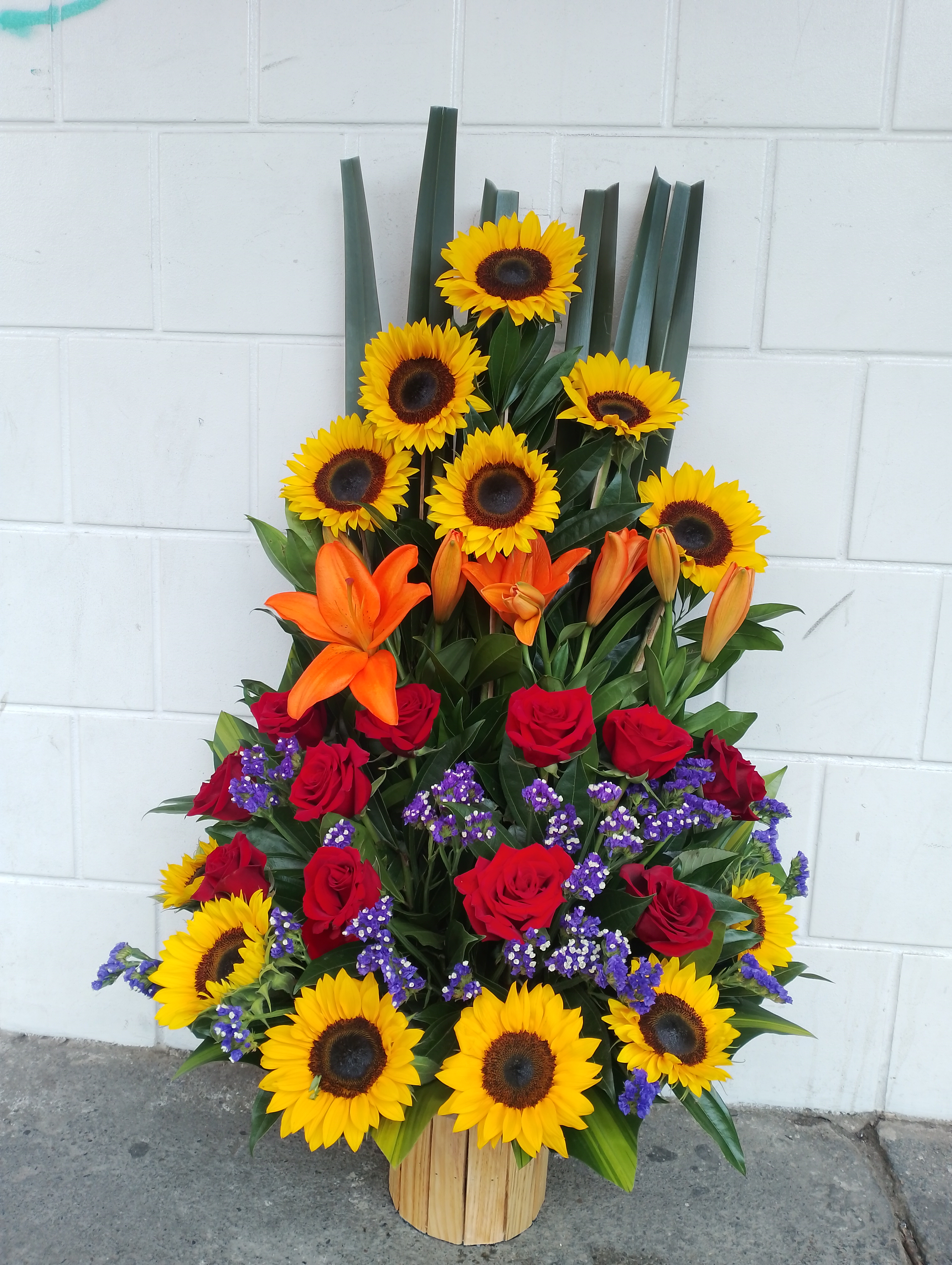 Arreglo floral tropical girasoles y rosas Cali domicilio