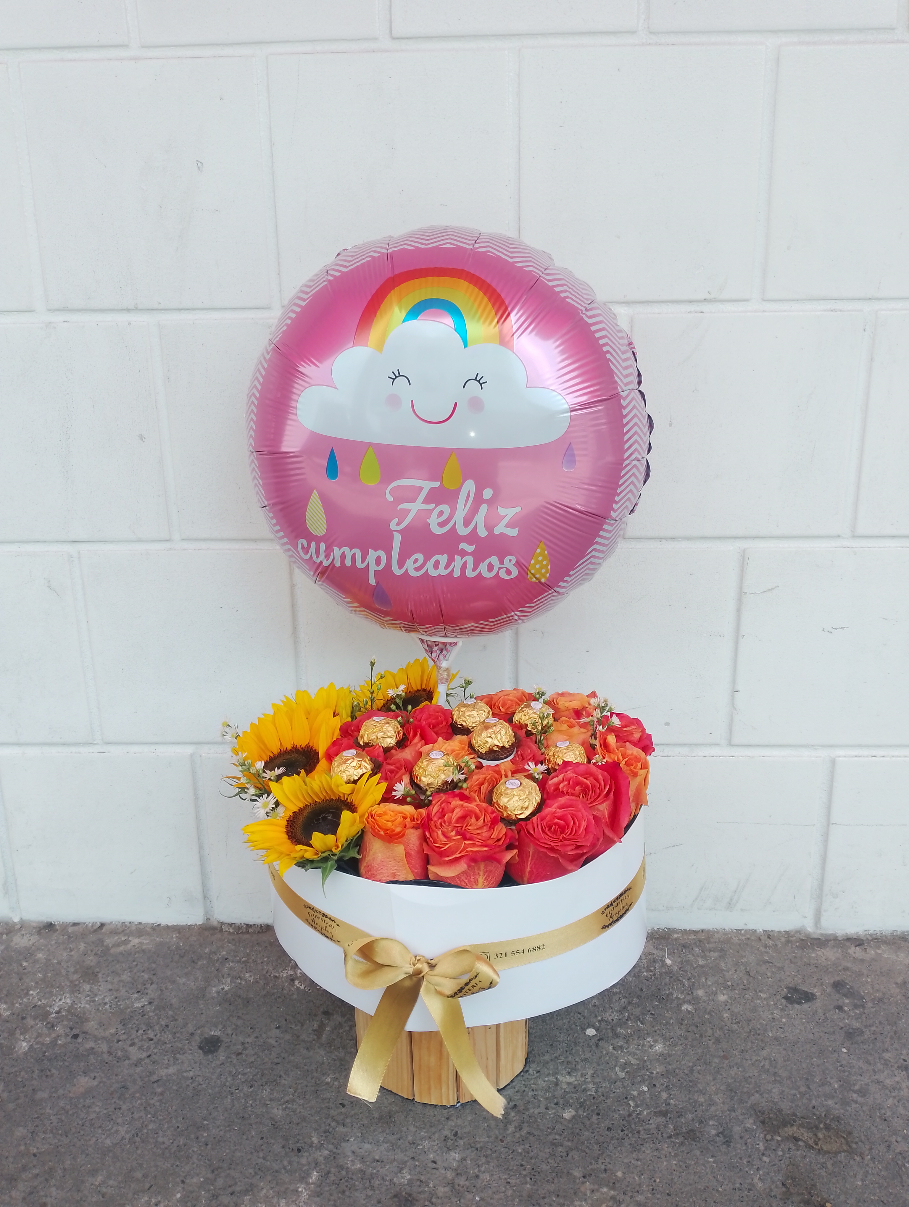 Flower box con rosas chocolates y globo domicilio Cali