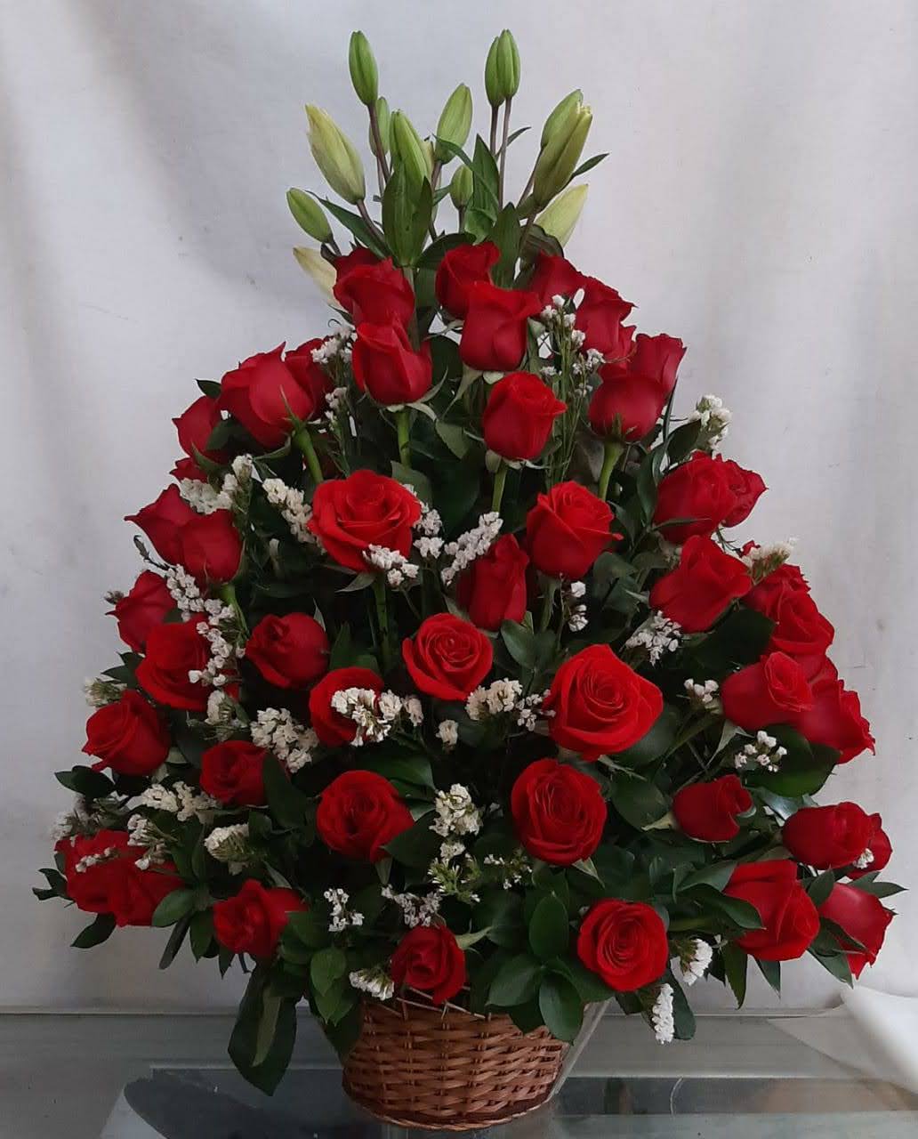 Arreglo floral con rosas y lirios para Día de la Madre Cali